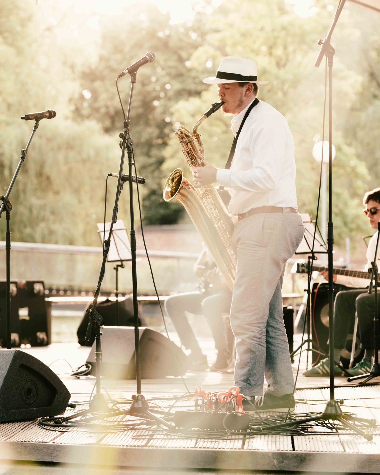 Konzertfoto: Saxofonist im Gegenlicht