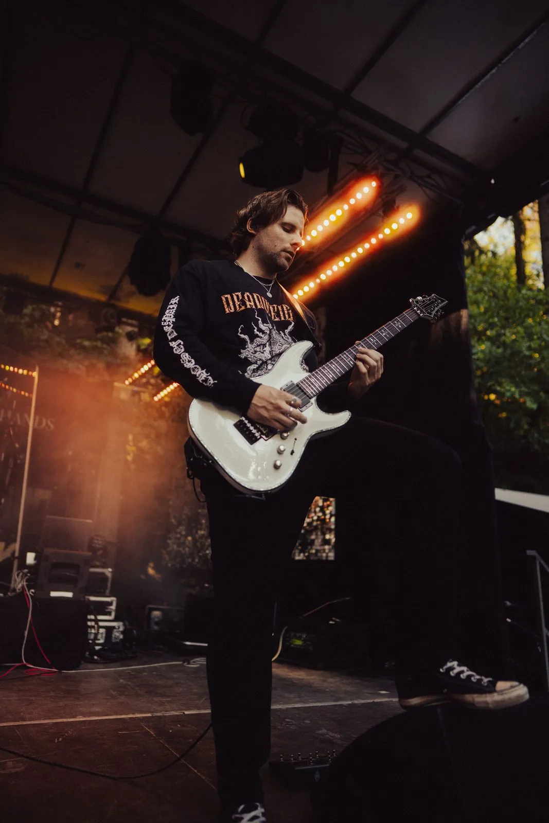 Konzert von TIYH: Gitarrist mit weißer Gitarre auf der Bühne