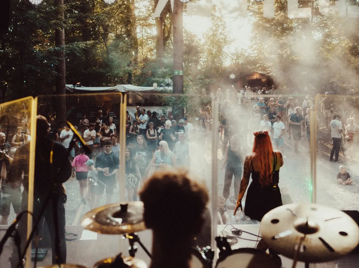 Konzert von TIYH: Blick vom Schlagzeug über die Bühne ins Publikum
