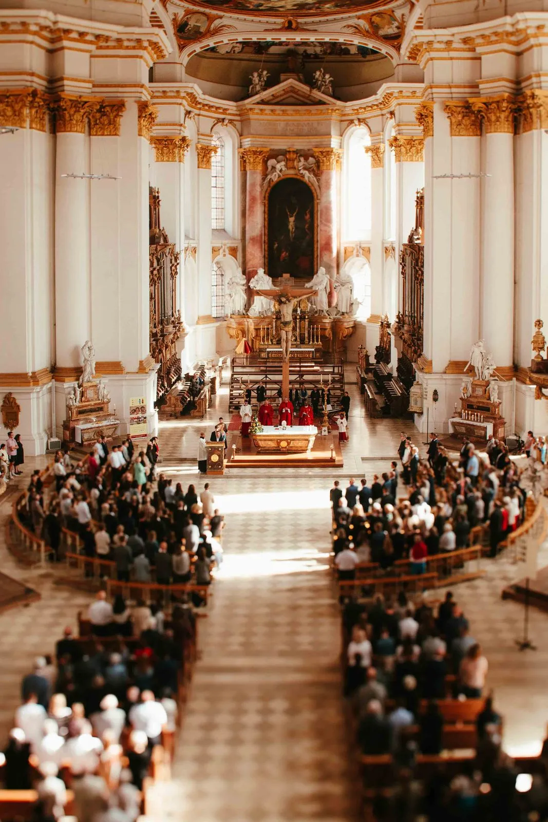 Blick in die festlich gefüllte Barockkirche während der Firmung