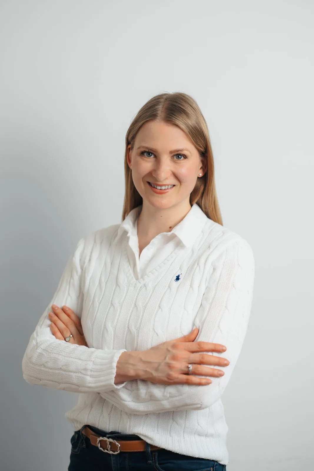 Engel & Völkers: Business-Portrait einer Maklerin im weißen Pullover