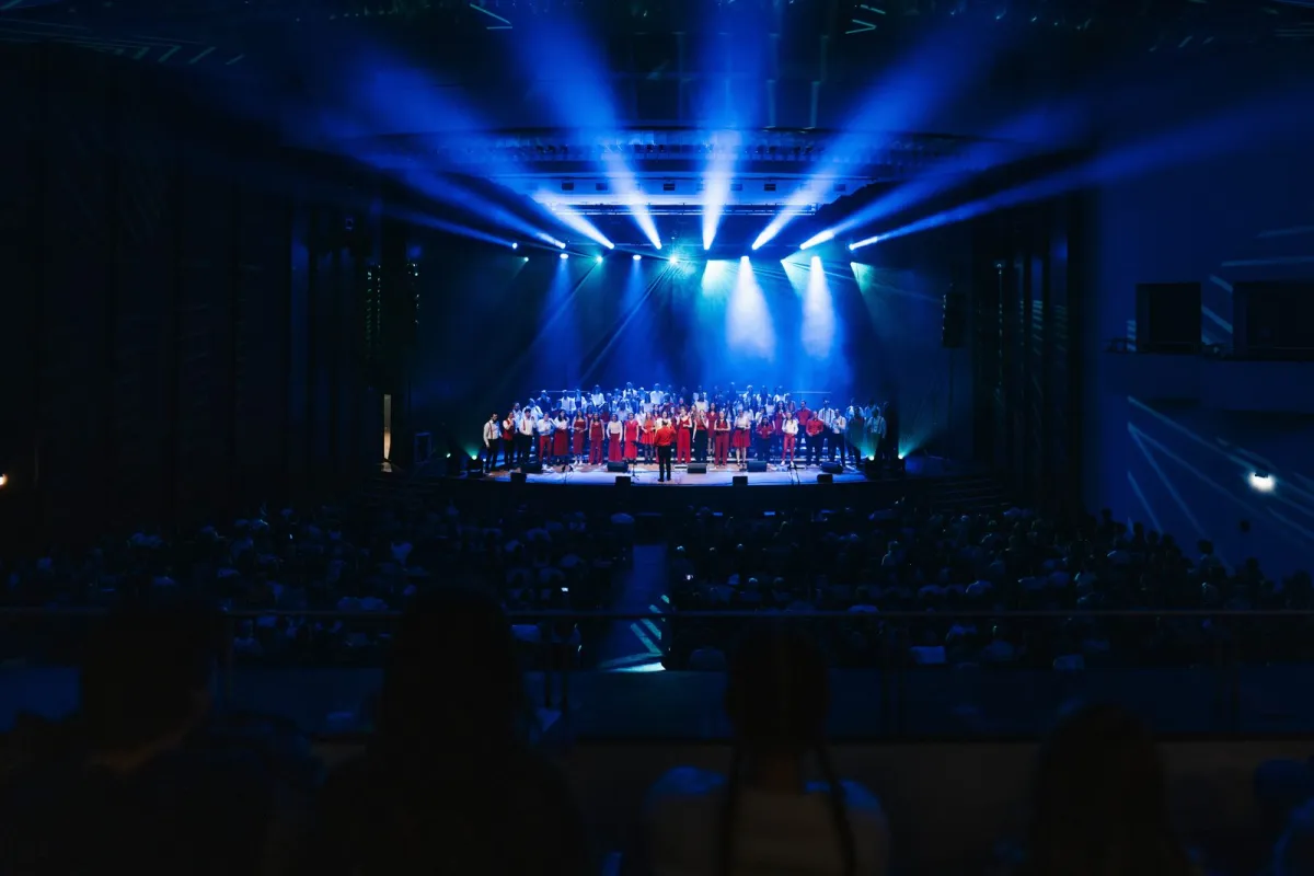 Choriosity: Konzertsaal im blauen Licht, Chor auf der Bühne