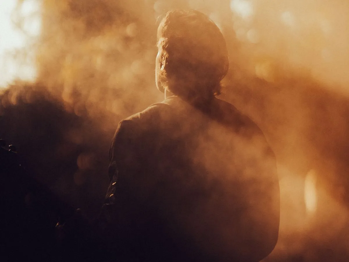Konzert von TIYH: Musiker im Nebel und Gegenlicht