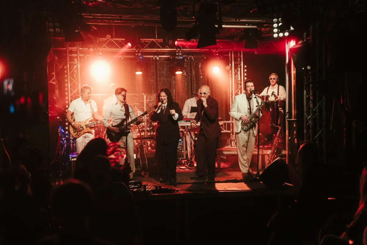 Braitinger: Band auf der Bühne im roten Licht vor Publikum